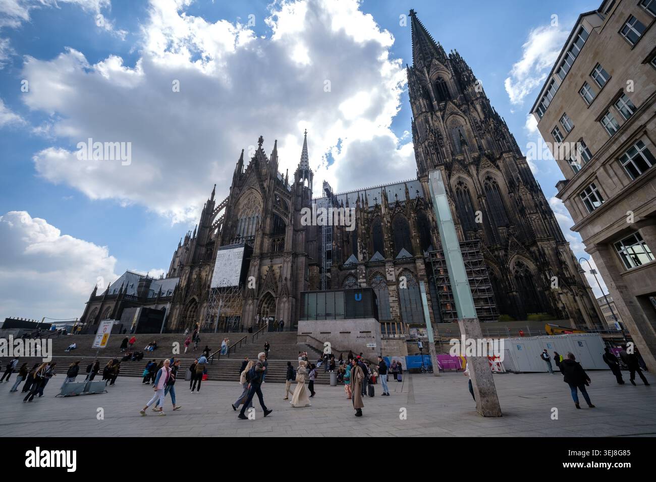 Köln, Deutschland - 7. Mai 2026 : wunderschöner Panoramablick auf den beeindruckenden Dom, in Köln auch als Kölner Dom bekannt Stockfoto