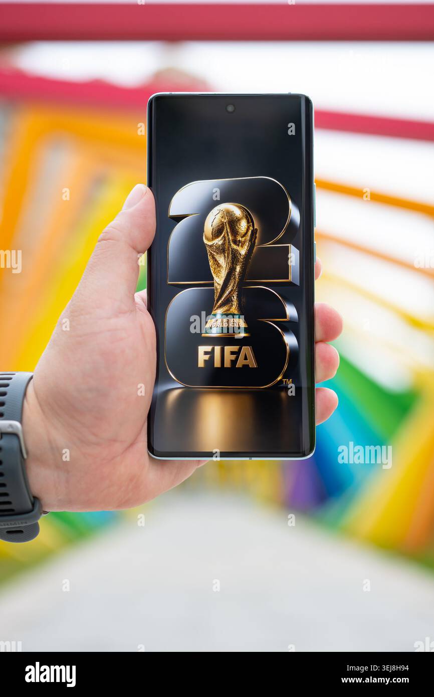 Zhongshan Guangdong China-23. Mai 2026: Hand hält ein Handy mit World Cup 2026 Logo im Freien in vertikaler Compositon. Stockfoto