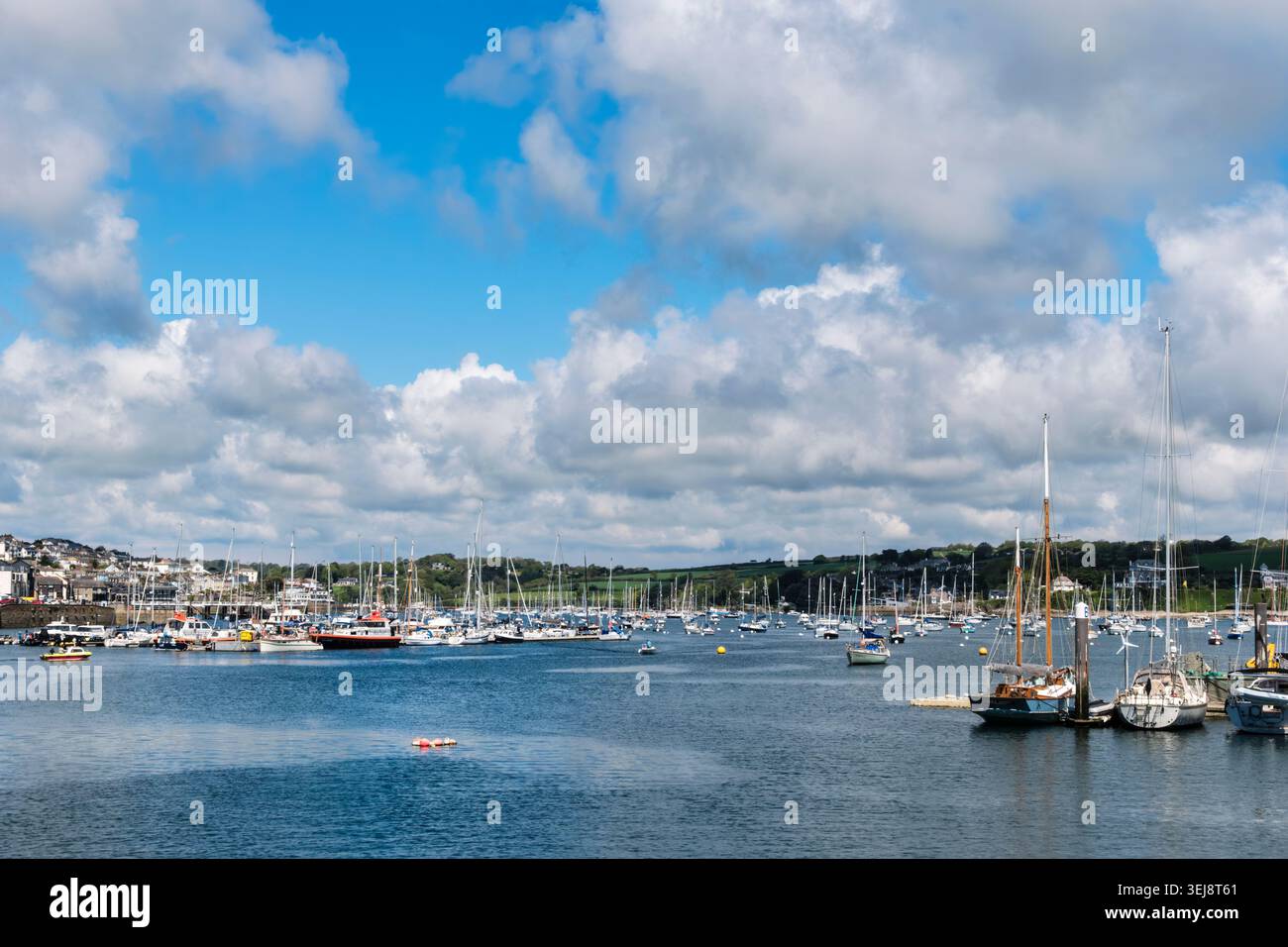 Boote liegen im Inner Harbour an der Mündung des Penrhyn River vor. Falmouth, Cornwall, England, Großbritannien Stockfoto