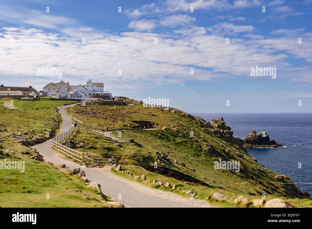 Küstenpfad zur felsigen Landzunge bei Land's End, Penzance, Cornwall, England, Großbritannien, Großbritannien Stockfoto