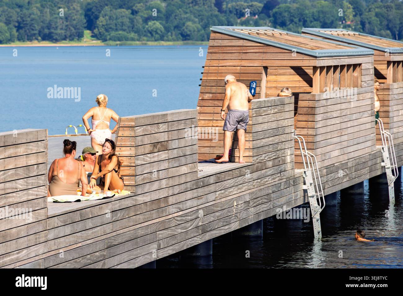 Sonniger Sommertag mit Sonnenbaden auf einem Bootssteg Stockfoto