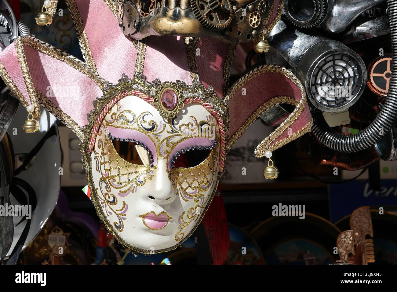 Dekorative, traditionelle venezianische Maskerade-Maske in Rosa und weiß mit verzierten Golddetails Stockfoto