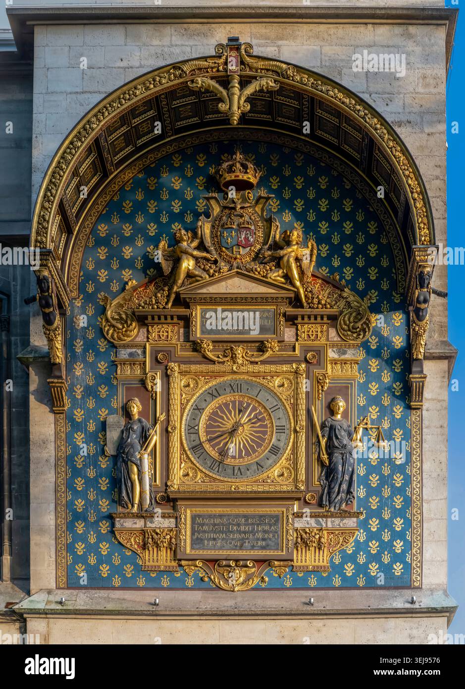 Paris, Frankreich - 05 28 2026: Detailansicht der goldenen Uhr des Stadtpalastes in La Conciergerie auf der Ile de la Cité Stockfoto