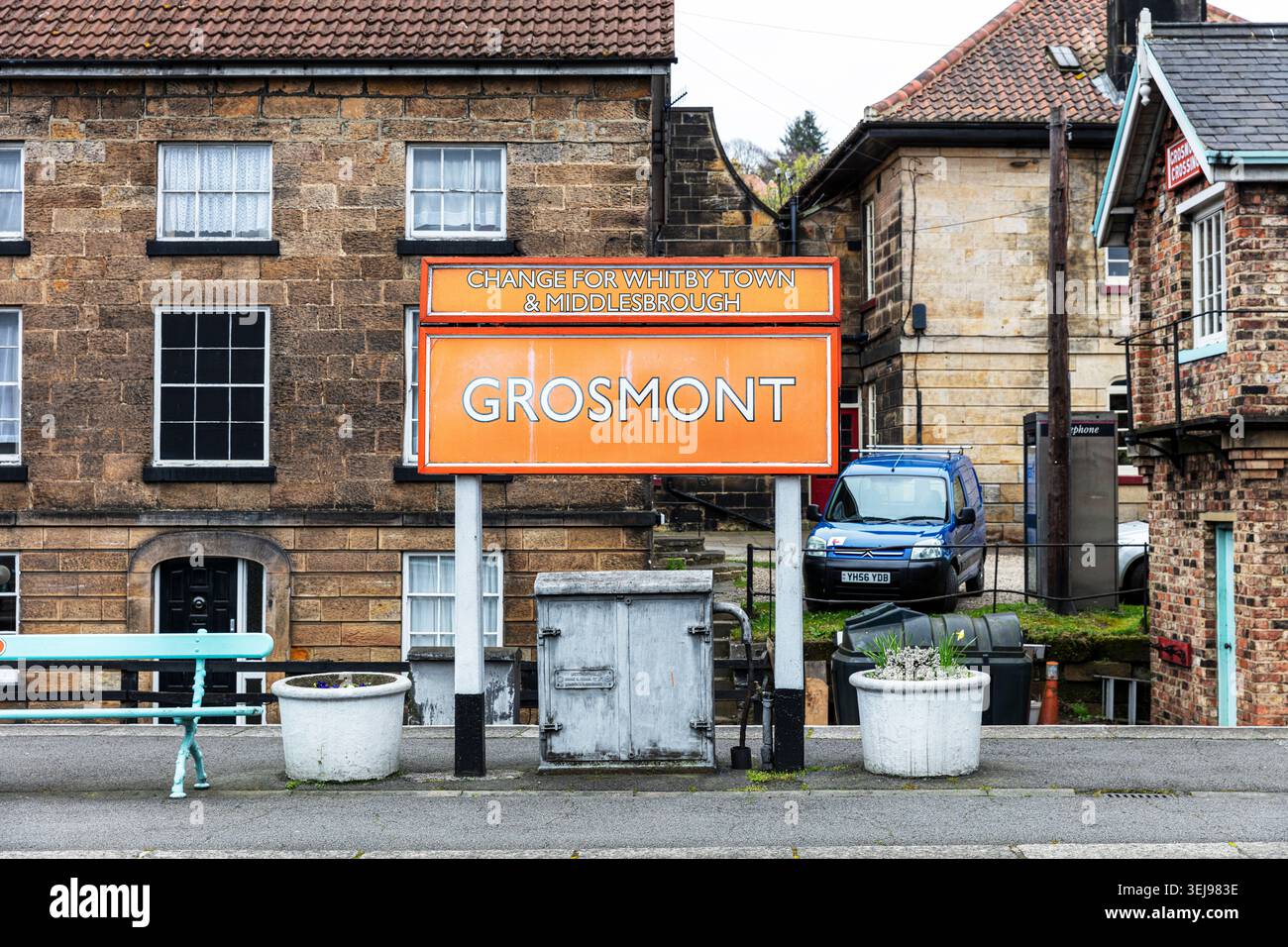 Ein Bahnhofsschild in Grosmont an der North Yorkshire Moors Railway mit dem auffälligen orangefarbenen „Grosmont“-Namensschild mit einem zusätzlichen Schild Stockfoto