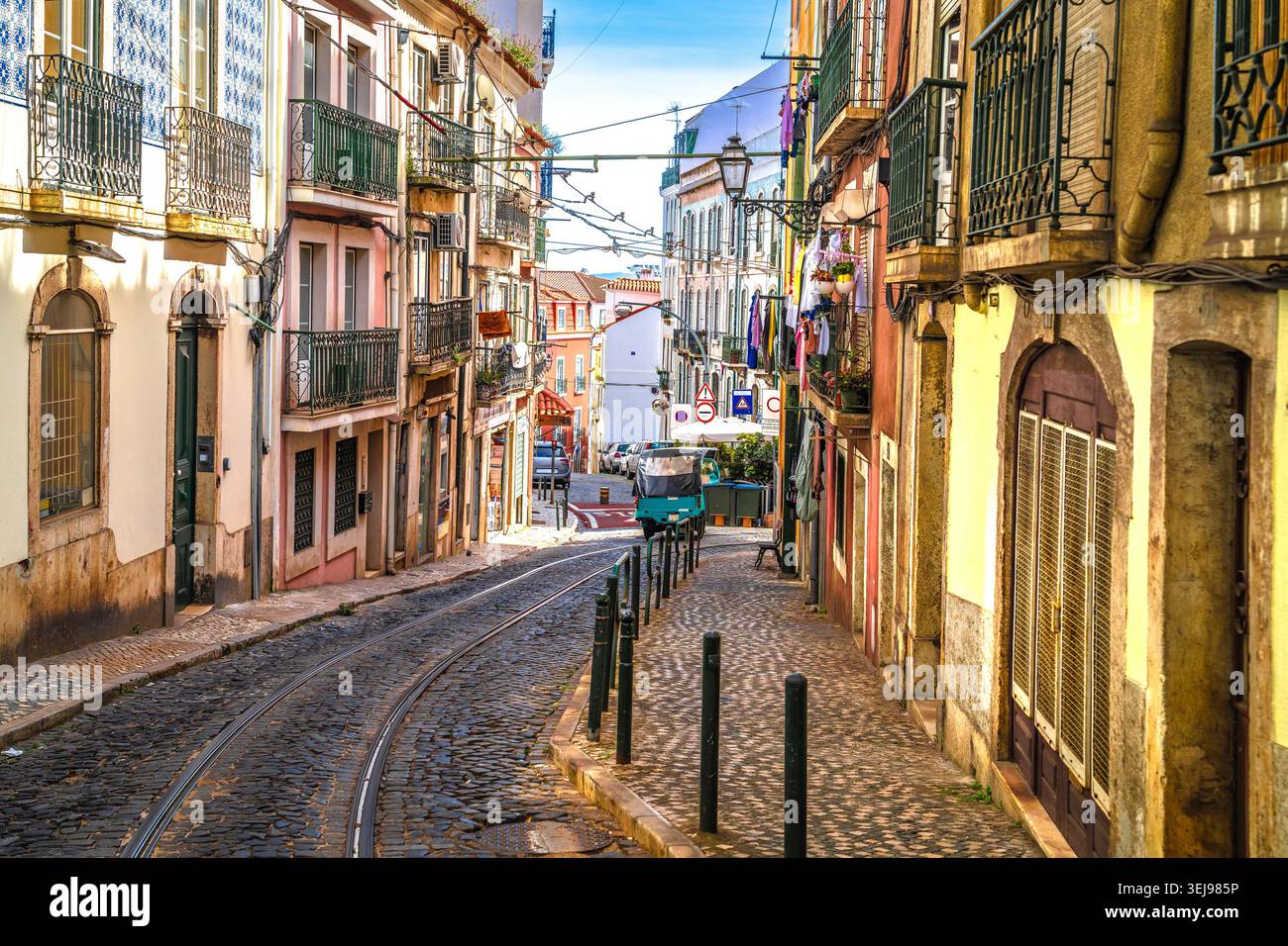 Lissabon, Portugal. Historische Kopfsteinpflasterstraße der Altstadt von Lissabon, Hauptstadt Portugals Stockfoto