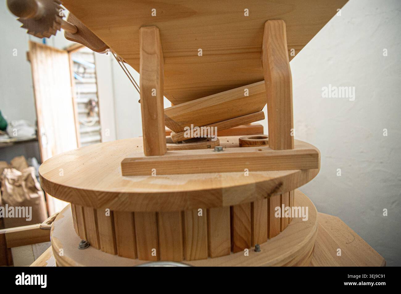 Moderne Holzmühle Stockfoto