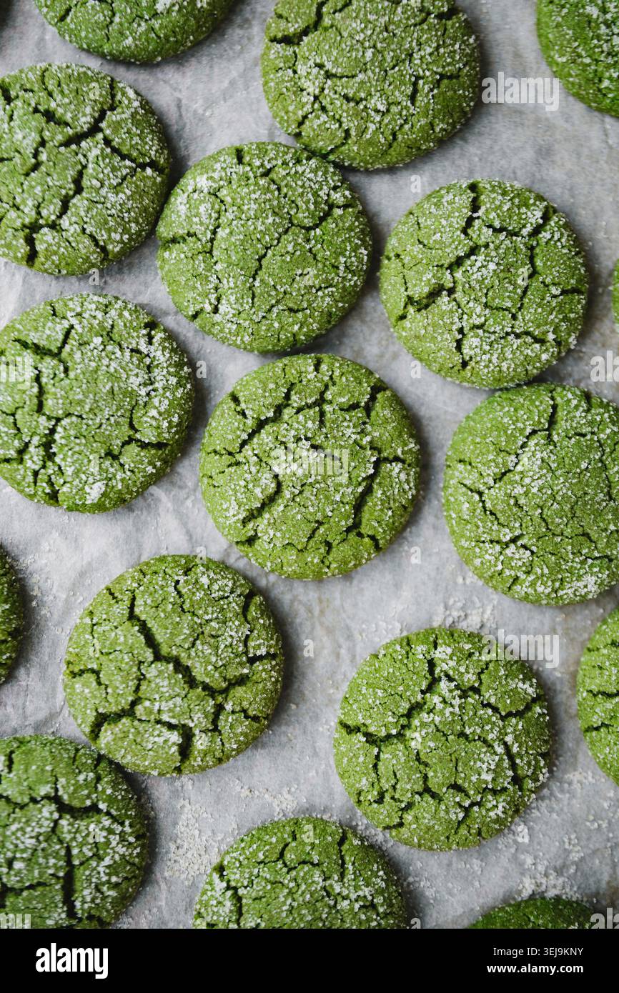 Matcha-Kekse mit Zucker auf einem Backblech Stockfoto