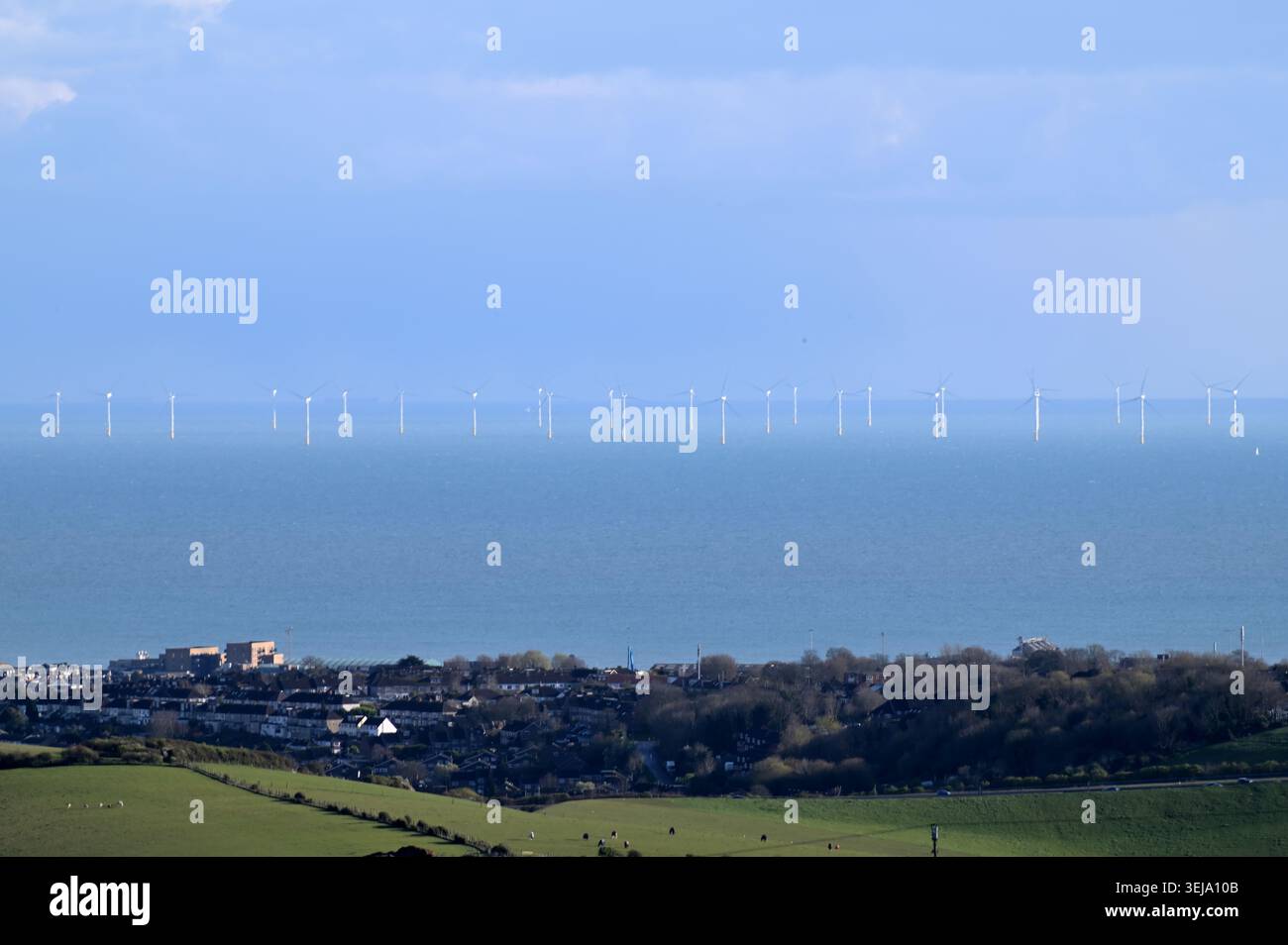 Clear Sky über dem Ärmelkanal und der Rampion Offshore Wind Farm, Blick vom Devil's Dyke auf den South Downs aus, Blick nach Süden über Brighton und Hov Stockfoto