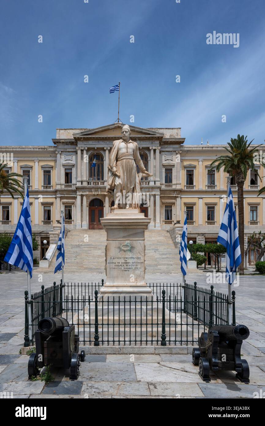 Statuen und großes Gebäude auf dem Hauptplatz von Ermoupoli auf Syros Stockfoto