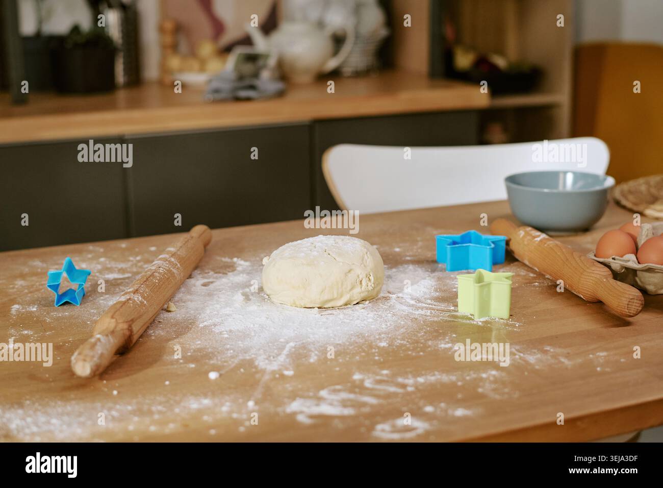 Backteig Zubereitung auf Küchentisch für hausgemachtes Gebäck Stockfoto
