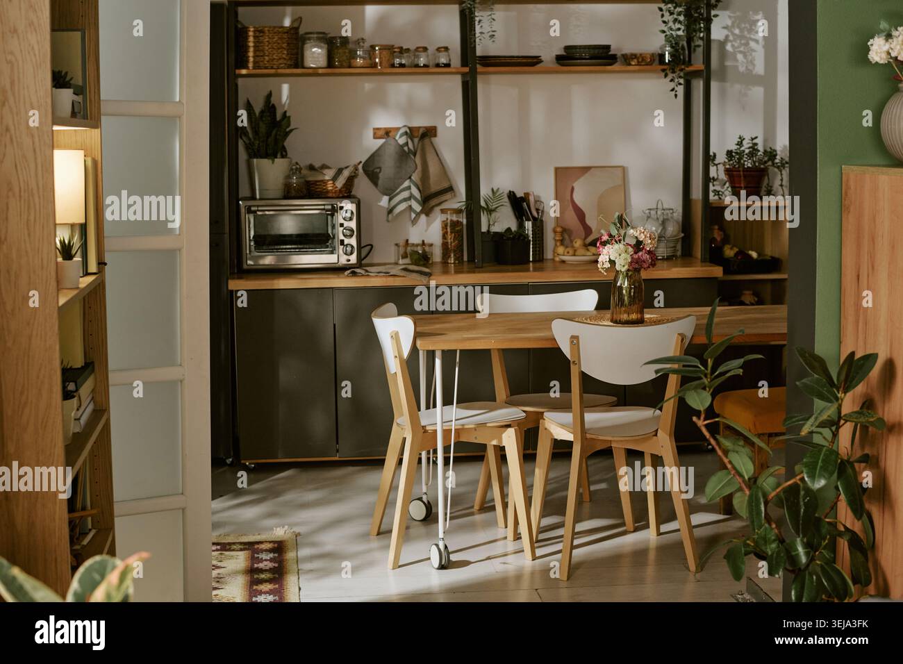 Moderne Küche und Essbereich mit gemütlichem Innendesign Stockfoto