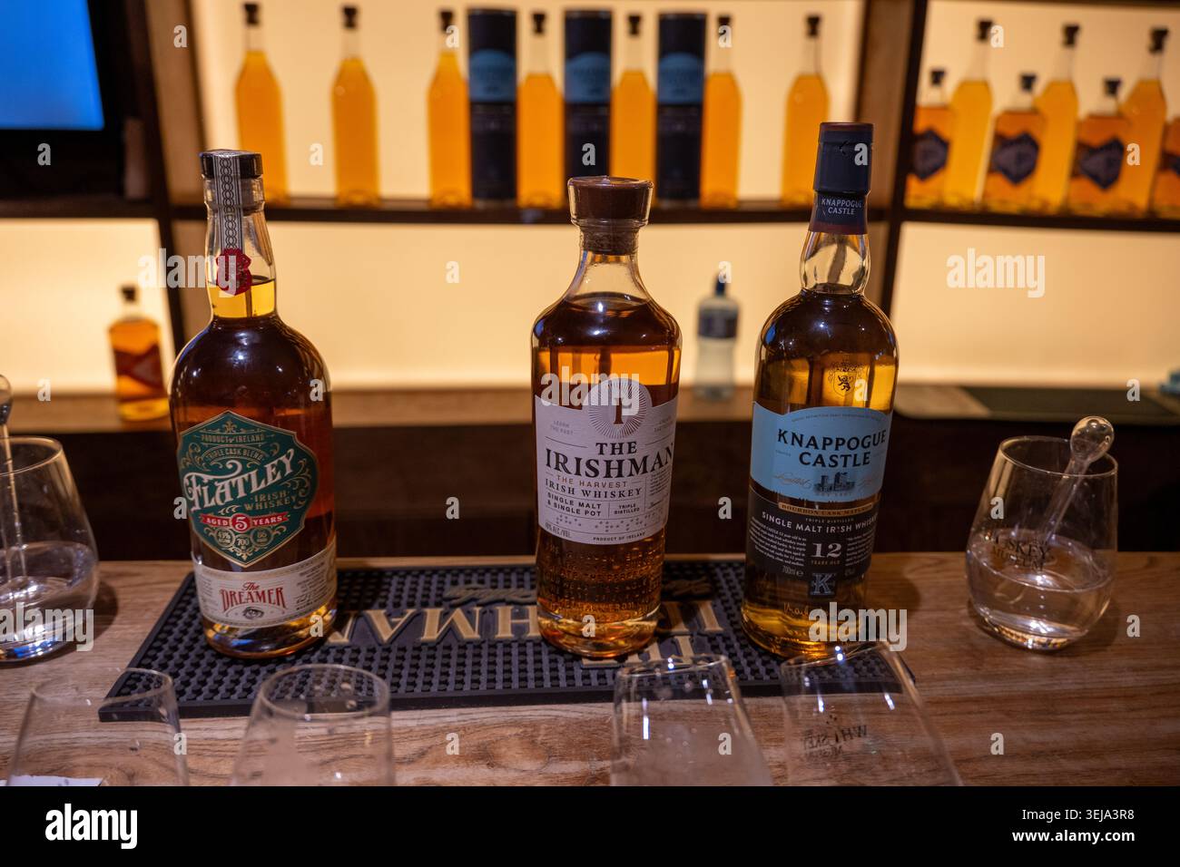Dublin Irland - 11. Oktober 24: Nahaufnahme von irischen Whiskey-Flaschen und Verkostungsgläsern an einer Bar im Irish Whiskey Museum in Dublin, Irland. Stockfoto