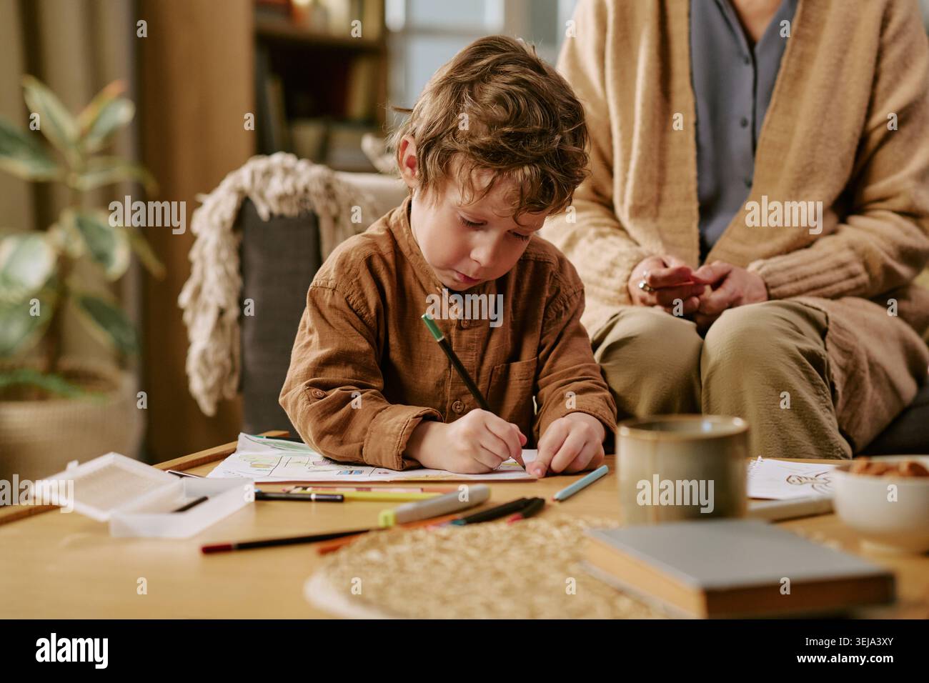 Kind Junge zeichnen zu Hause während der Aktivität „Kreatives Lernen“ Stockfoto