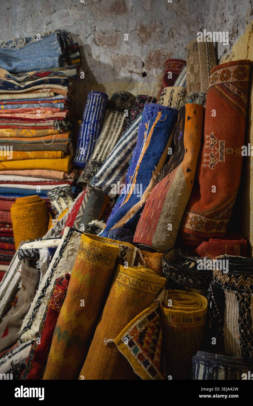 Bunte marokkanische Marktextilien und traditionelle handgefertigte Teppiche. Stockfoto