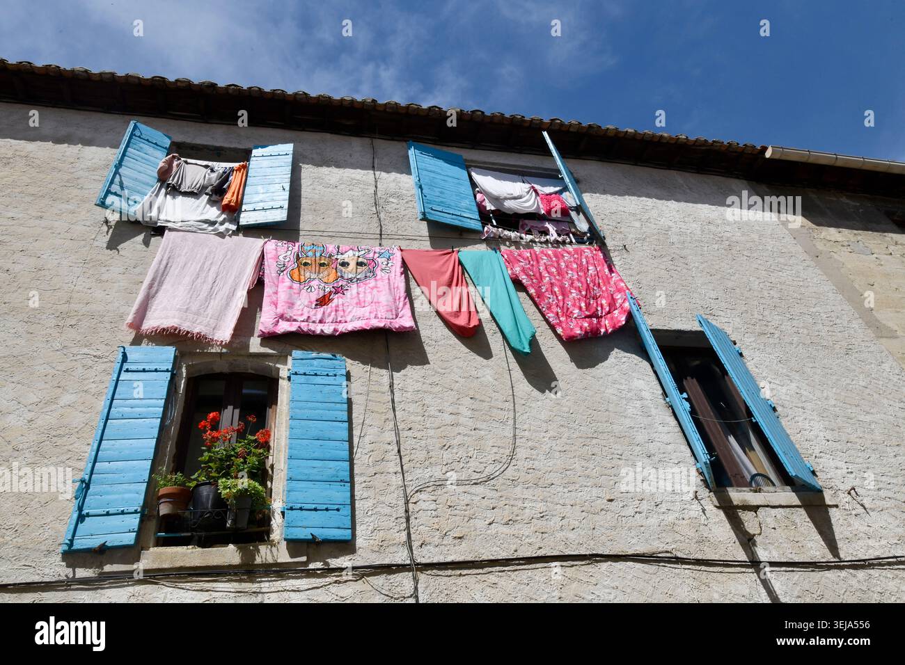 Waschtrocknung an den Wänden des Hauses in der französischen Stadt Beaucaire in der Provence, Frankreich, 2026 Stockfoto