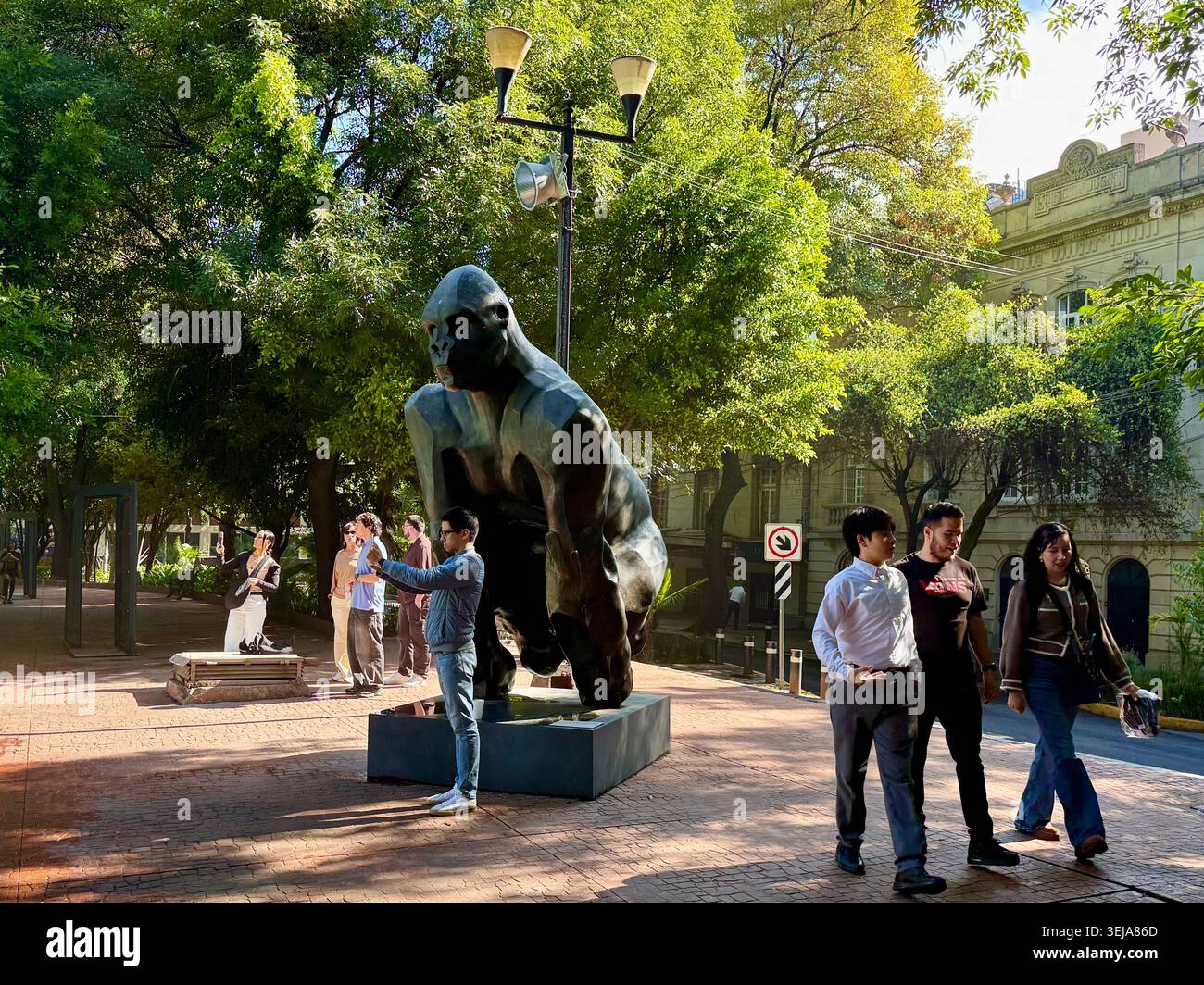 Menschen neben einer großen öffentlichen Skulptur neben dem Brunnen auf der Plaza Luis Cabrera, einem grünen Platz in Roma Norte, Mexiko-Stadt Stockfoto
