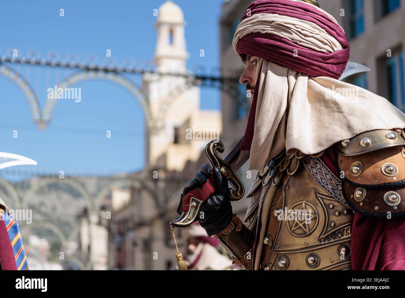 Ritter des Kapitäns bei der Reliquienprozession beim fest der Mauren und Christen, mit dem Turm Santo Sepulcro in Alcoy, Spanien, 26. April 2026 Stockfoto