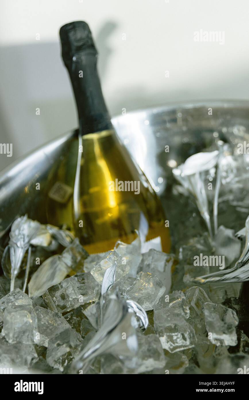 Gekühlte Sektflasche im Eiskübel bei einer luxuriösen Feier Stockfoto