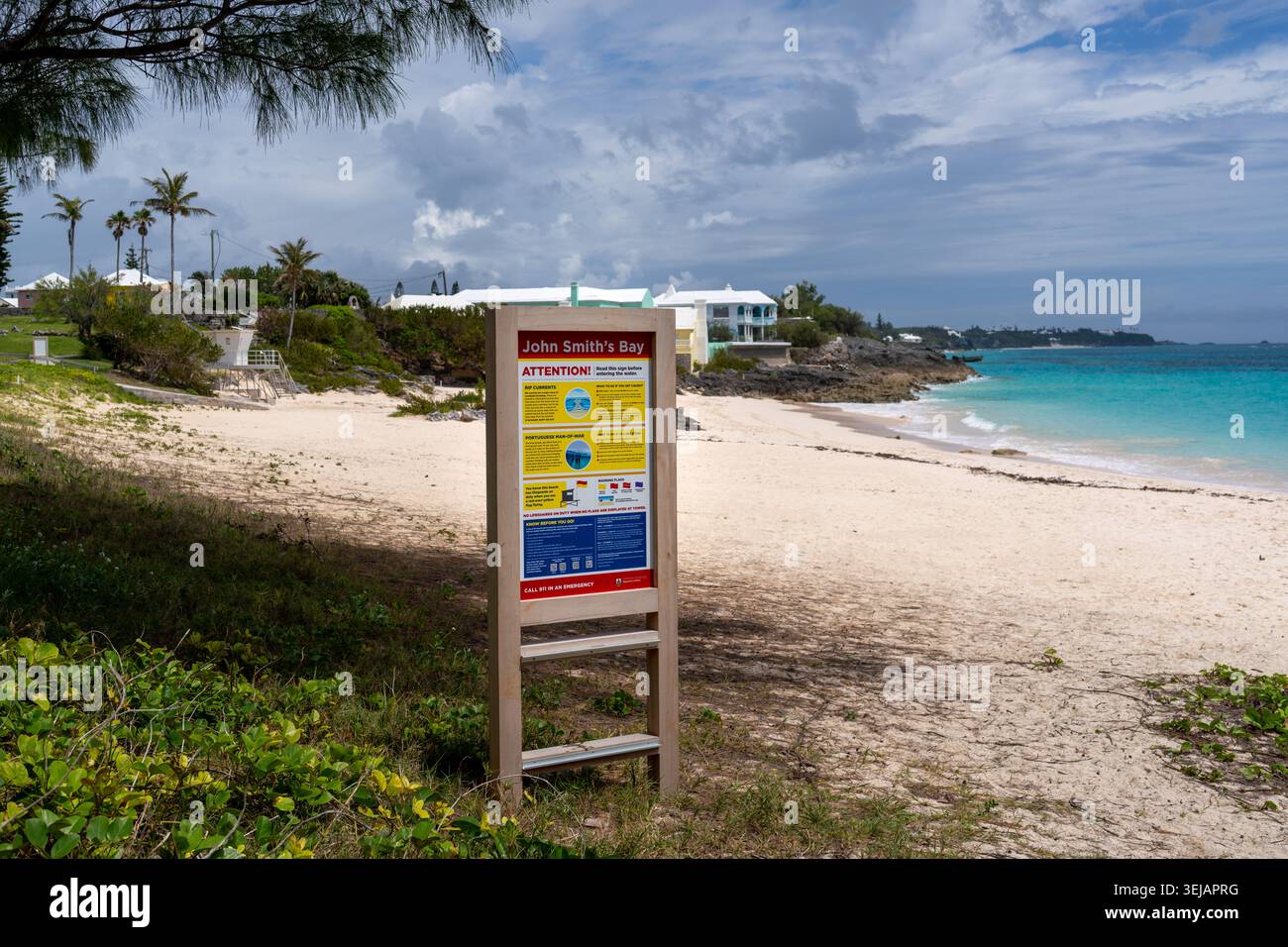 Smith’s Parish, Bermuda - 19. April 2026: Dieses Schild am John Smith's Bay Beach gibt Informationen über mögliche Rip-Strömungen, portugiesischer Kriegsmann, A Stockfoto