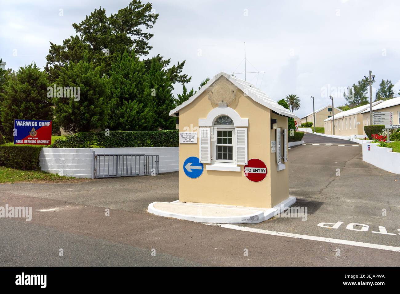 Warwick, Bermuda - 19. April 2026: Eintritt in das Warwick Camp, die Heimat des Royal Bermuda Regiments, an der South Road. Stockfoto