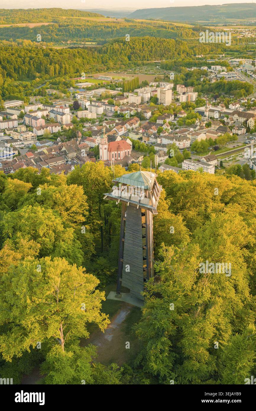 Ein Aussichtsturm erhebt sich über einem dichten Wald mit einer Stadt im Hintergrund, Tiengen, Waldshut, Tiengen, Deutschland Stockfoto