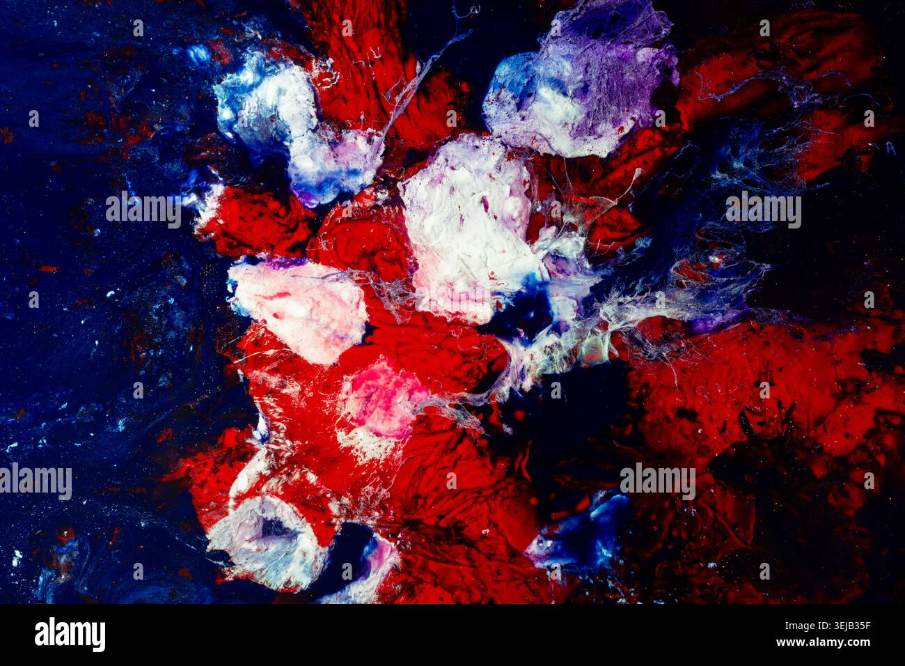 Dynamische abstrakte, fließende Kunstkomposition mit intensiven roten, weißen und tiefblauen Farbtexturen mit dramatischen Bewegungen und satten Acryldetails. Mod Stockfoto
