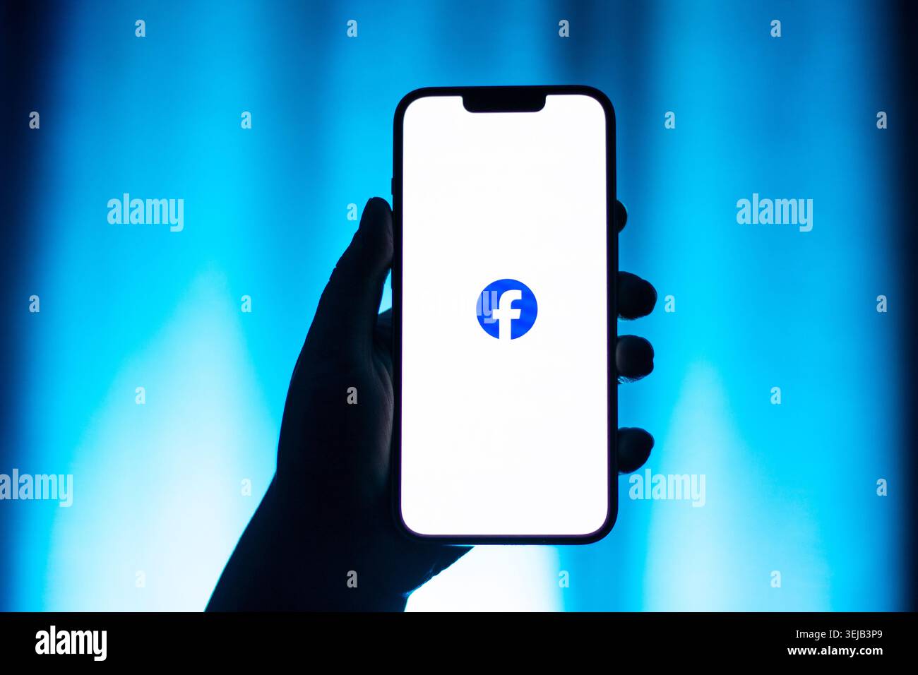 Kaliningrad, Russland - 12.11.2025. Smartphone-Bildschirm in Frauenhänden mit Logotyp des beliebten Facebook-Werks in sozialen Medien. Meta-Unternehmen Stockfoto