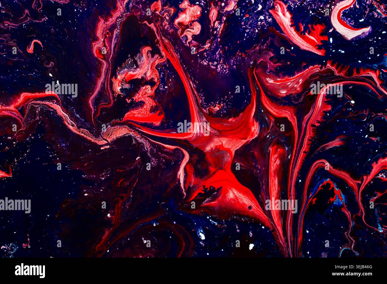 Kraftvolle dunkle abstrakte, fließende Kunst mit fließenden roten und blauen Marmortexturen, die dramatische Bewegungen und luxuriöse visuelle Tiefe erzeugen. Geeignet für Premium br Stockfoto
