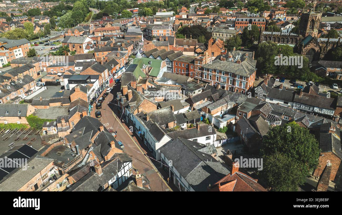 Eine erhöhte Perspektive zeigt die charmante Architektur und das dichte städtische Gefüge einer malerischen britischen Siedlung, die ihre historischen Bedeutung hervorhebt Stockfoto