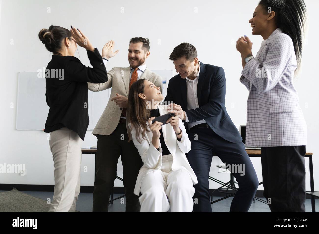Fröhliche, glückliche Kollegen, die im Büro lächeln und lachen Stockfoto