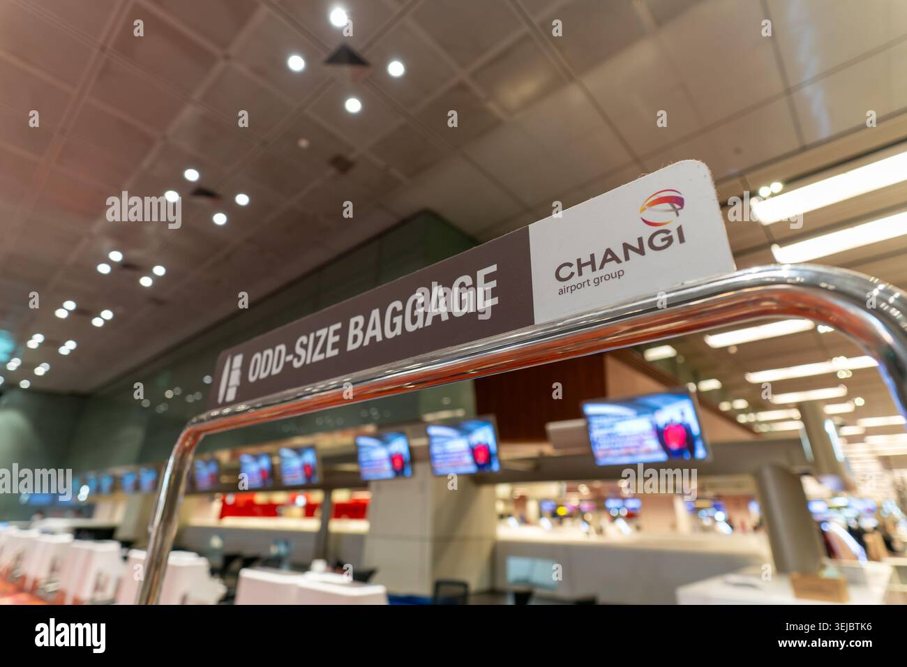 Singapur - 9. Dezember 2025: Nahaufnahme eines Gepäckabfertigungsschilds mit ungerader Größe, wie am Changi Interantional Airport zu sehen Stockfoto