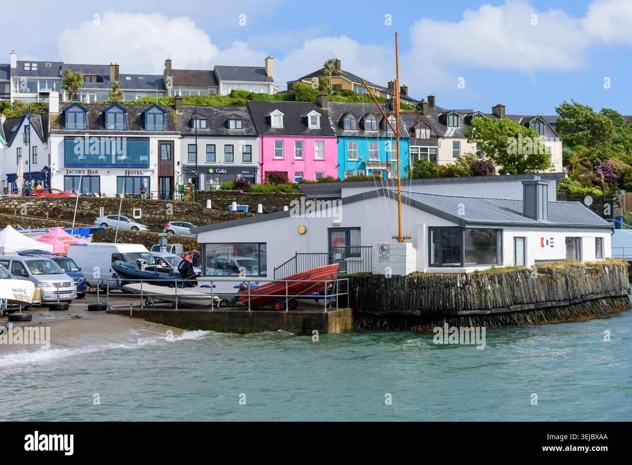 Gebäude am Meer und am Hafen in Baltimore, Co. Cork, Irland. Stockfoto
