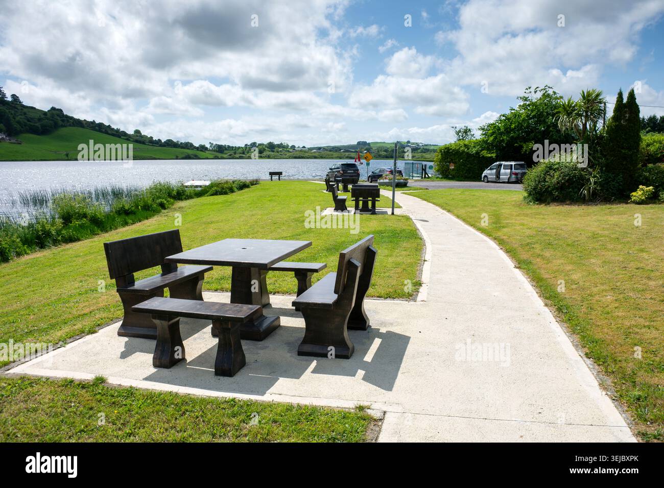 Picknicktische am Curraghalicky Lake, Co. Cork, Irland Stockfoto