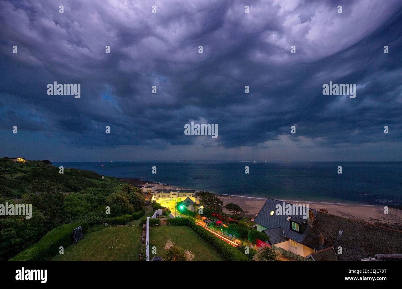 Blitzschlag durch die schweren Regenwolken über Langland Bay, Swansea, die heute Abend ein Ende der extremen Maihitze signalisieren. Stockfoto