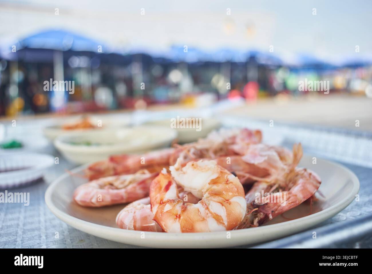 Fotos zeigen frische, rohe und gekochte Kuruma-Garnelen auf einem koreanischen Fischmarkt. Diese Szene unterstreicht den authentischen Charme der saisonalen Meeresfrüchte im Herbst. Stockfoto
