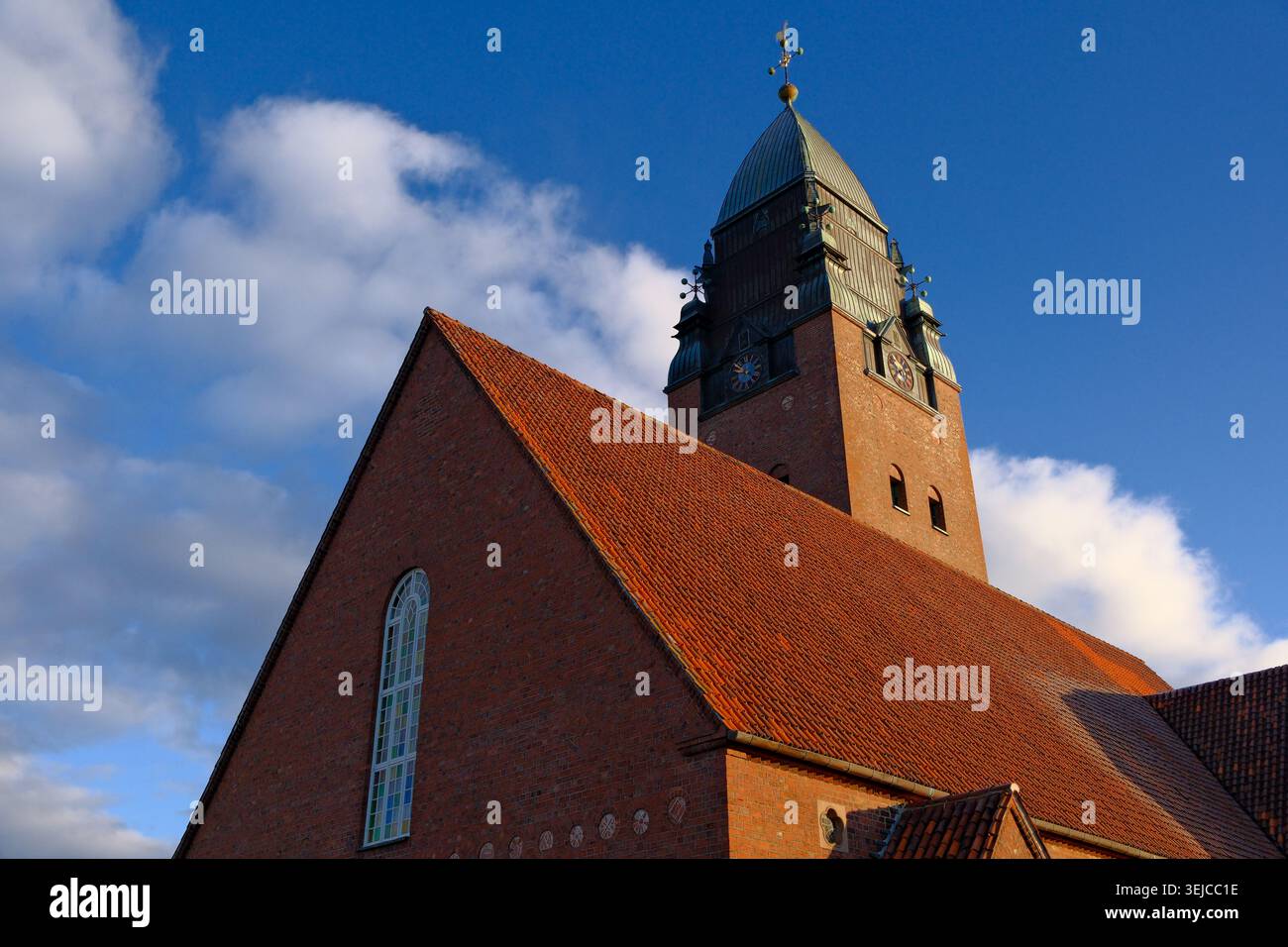 Göteborg, Schweden-24.11.2025: Tiefwinkelansicht der Masthugget-Kirche aus rotem Backstein unter blauem Himmel in Göteborg, Schweden. Stockfoto