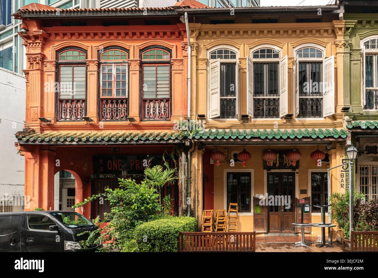 Gut erhaltene Peranakan-Shophouses an der Emerald Hill Road, Singapur - Mischung aus chinesisch-europäischer Architektur Stockfoto