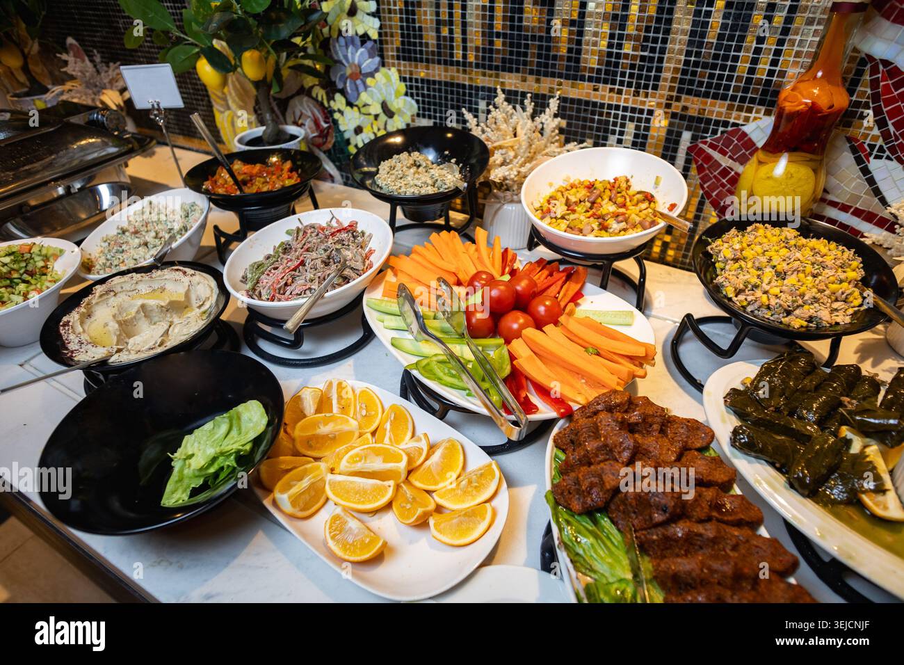 Auswahl an kalten Vorspeisen und Mezze-Buffet im Restaurant Catering Stockfoto