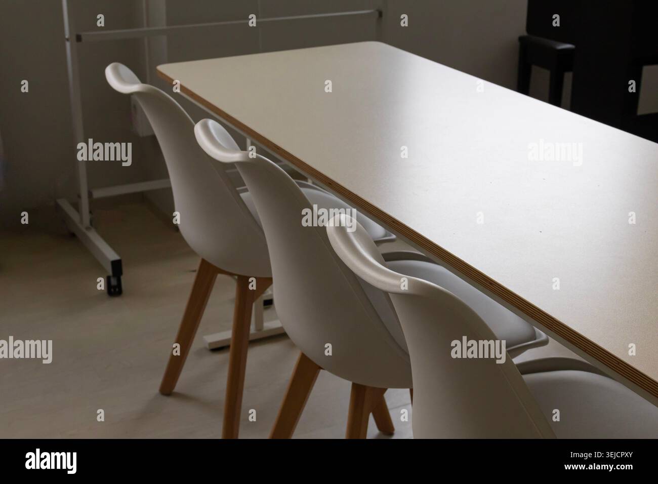 Moderne Einrichtung im Klassenzimmer mit leeren Schreibtischen und Stühlen vor dem Unterricht Stockfoto