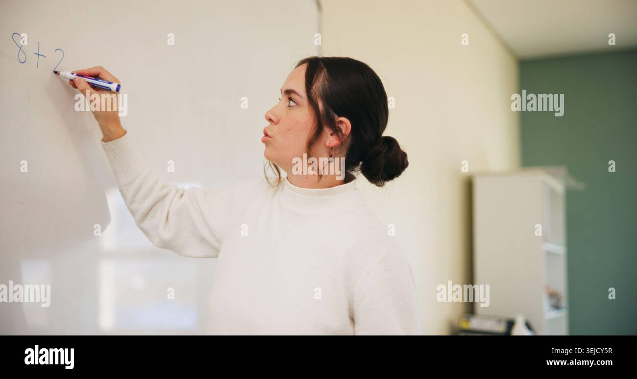 Schreiben, Lehrer oder Frau mit Whiteboard im Unterricht, Zusatzunterricht oder mathematische Lehrpläne zum Lernen. Lehre, Bildung oder Erzieher mit Erklärung Stockfoto