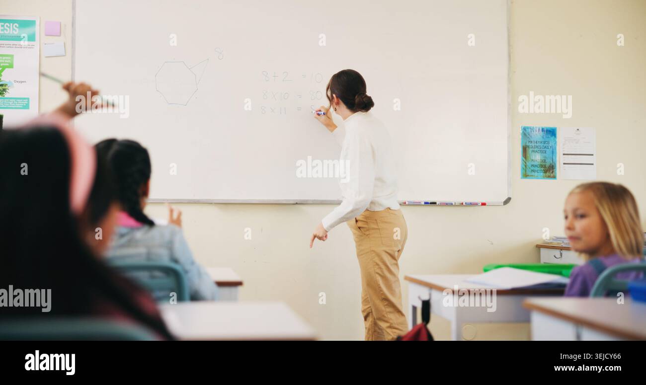 Schüler, Lehrer oder Frau mit Schreiben auf Whiteboard, Ergänzungsstunde oder mathematischem Lehrplan zum Lernen. Unterweisung, Bildung oder Erzieher mit Kurs für Stockfoto