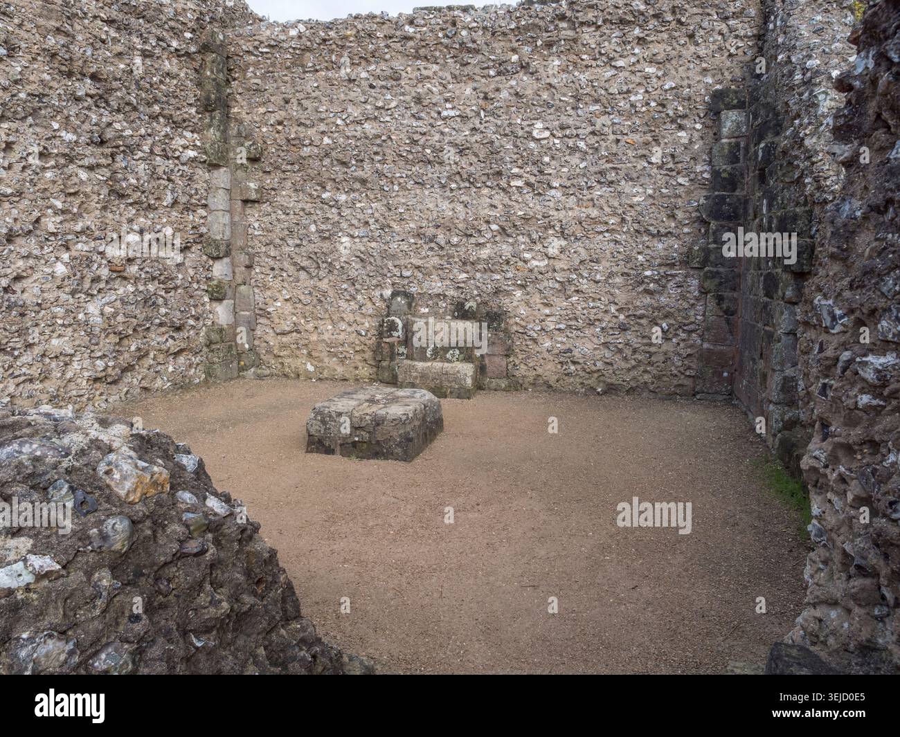 Ein allgemeiner Blick auf die Steinmauern in Old Sarum, Salisbury, Wiltshire, UK. Stockfoto
