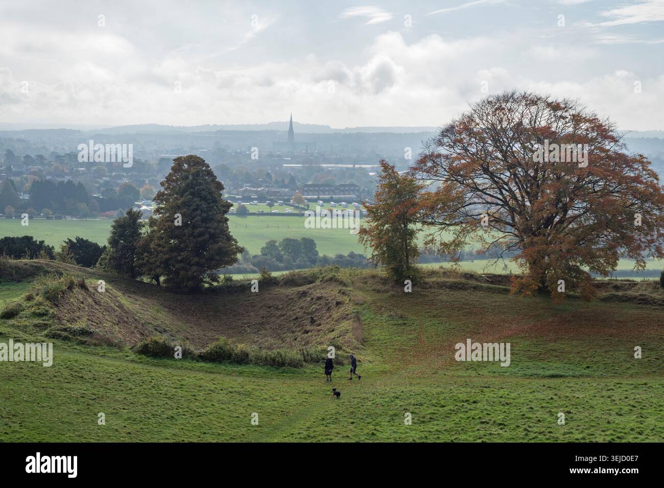 Eine Ansicht der Salisbury Kathedrale von den Erdwerken in Old Sarum, Salisbury, Wiltshire, UK. Stockfoto