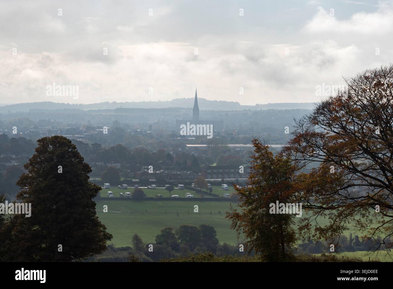 Eine Ansicht der Salisbury Kathedrale von den Erdwerken in Old Sarum, Salisbury, Wiltshire, UK. Stockfoto