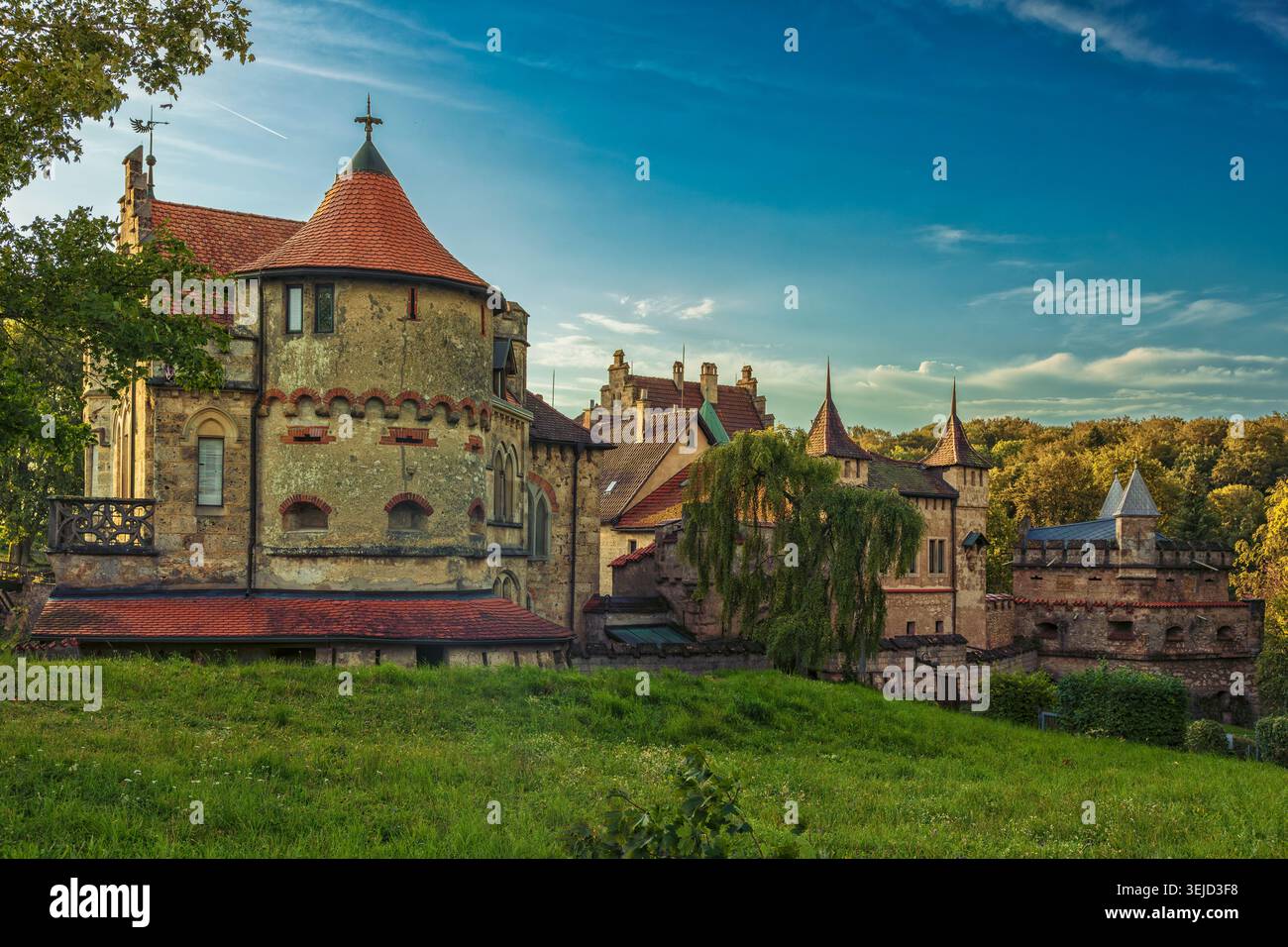 Honau, Deutschland - 25.08.2023: Majestätische Burg im mittelalterlichen Stil mit spitzen Türmen und Mauermauern, eingebettet in eine üppige grüne Landschaft Stockfoto