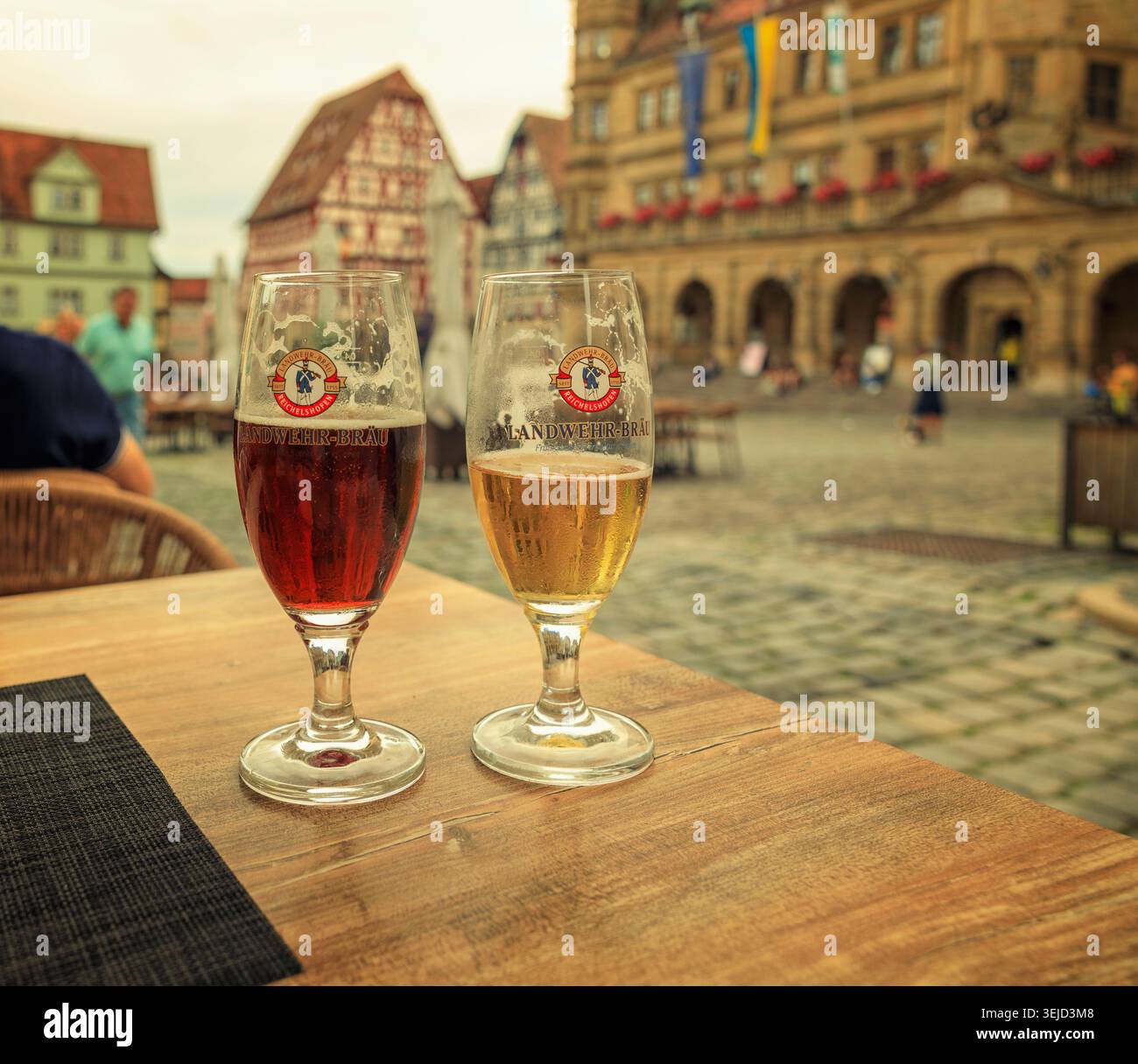 Rothenburg ob der Tauber, Deutschland - 25.08.2023: Zwei Sorten deutsches Bier in Stielgläsern in einem Café in der Nähe von Kopfsteinpflasterstraßen Stockfoto