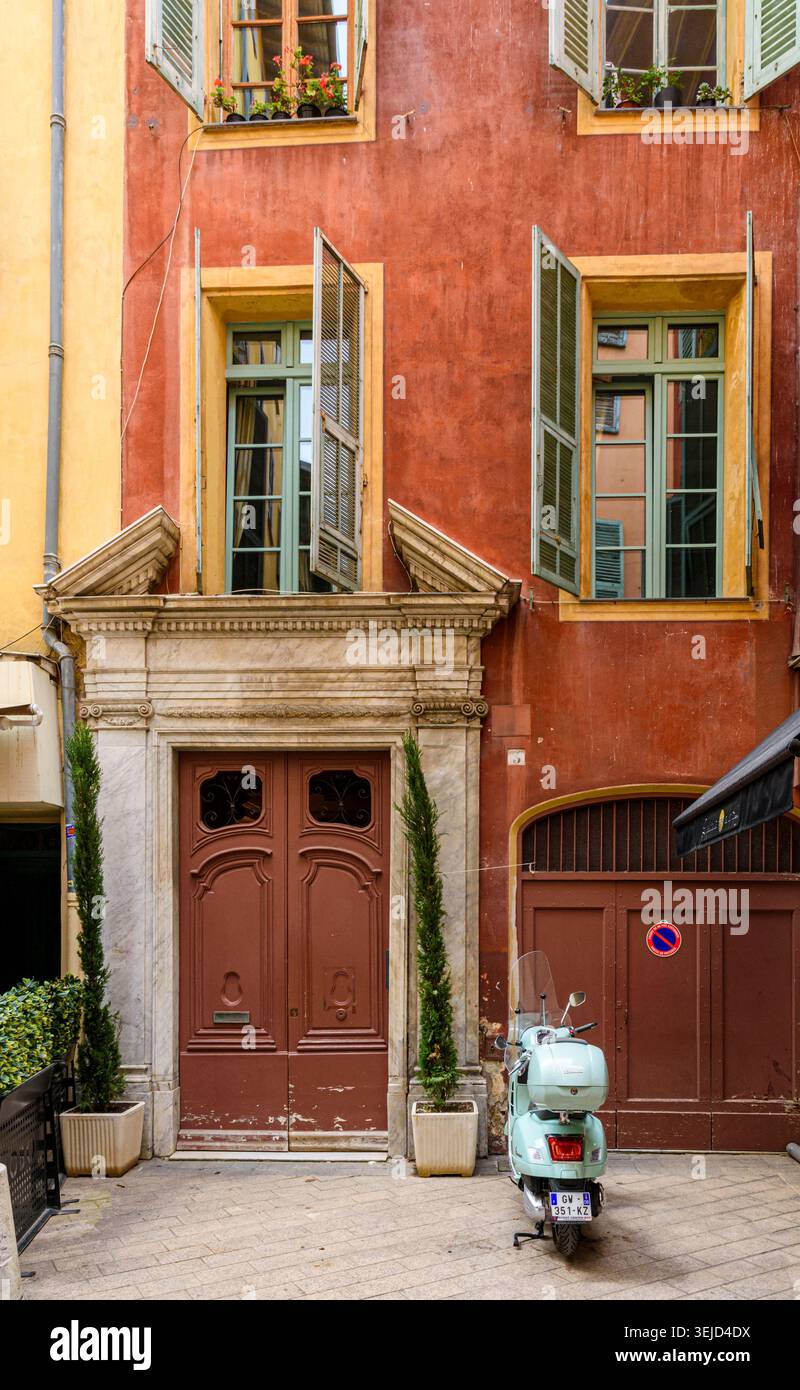 Ockerfarbenes Gebäude in der Altstadt von Nizza, Provence-Alpes-Côte d'Azur, Alpes-Maritimes, Frankreich Stockfoto