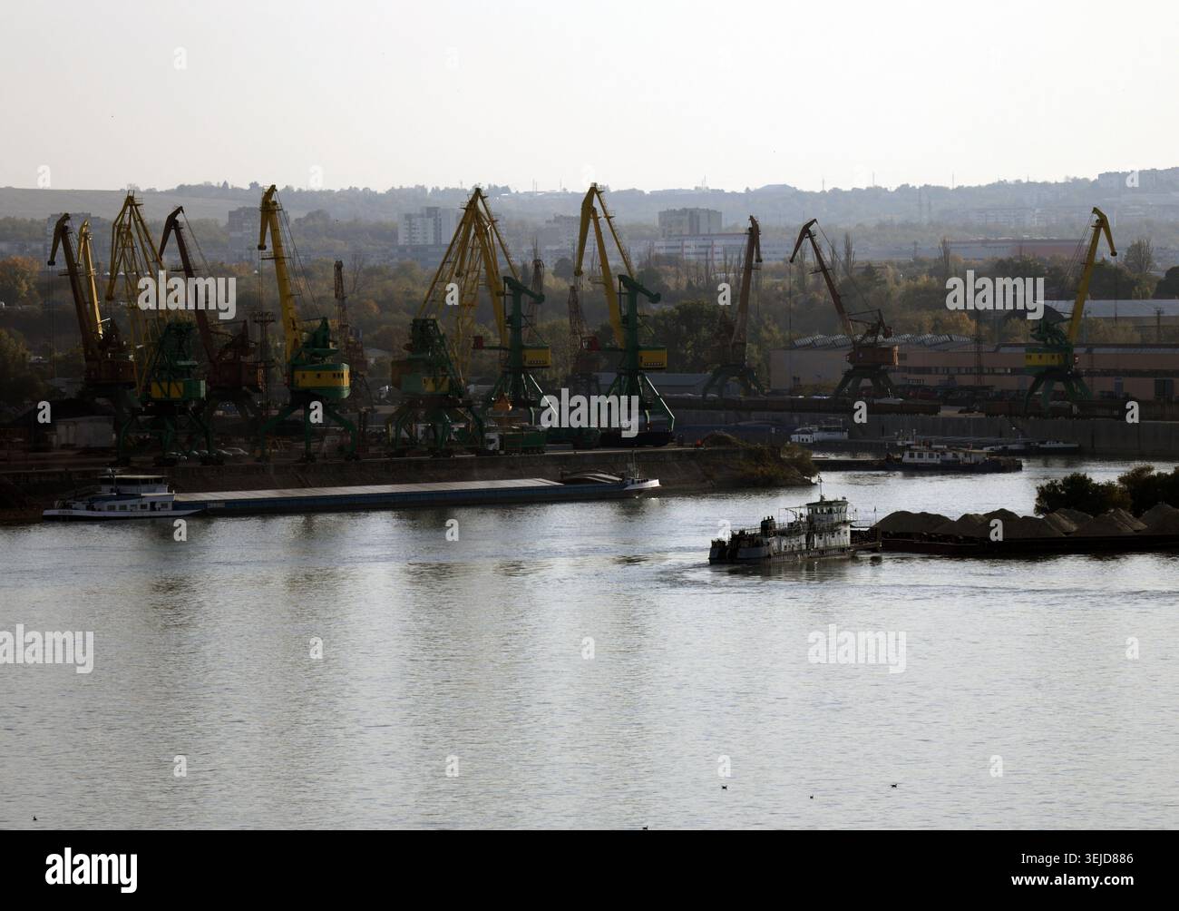 Frachtschiffe fahren auf der Donau in der Nähe des Hafens der Stadt Russe in Bulgarien Stockfoto