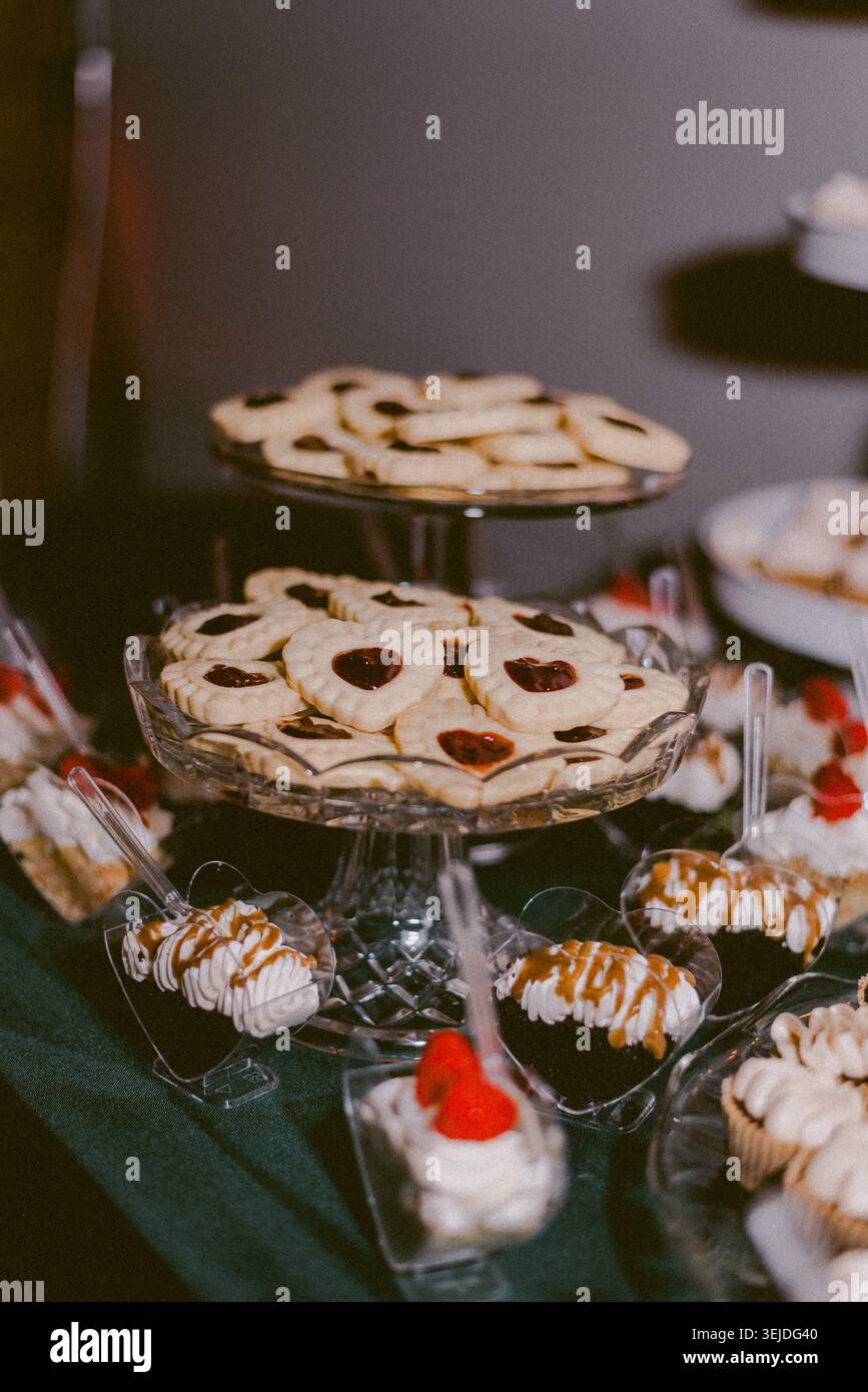 Desserttisch mit herzförmigen Keksen und Leckereien Stockfoto
