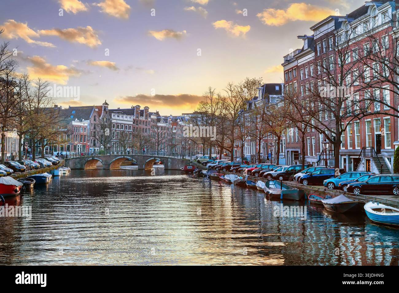 Blick auf den Amsterdamer Kanal, Niederlande Stockfoto